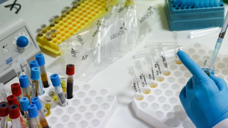 Συναγερμός στον ΕΟΔΥ: Δύο ακόμη ύποπτα κρούσματα για τη μετάλλαξη Όμικρον - Ταξίδεψαν από τη Ν. Αφρική στην Αθήνα