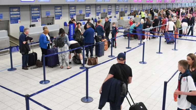 Μετάλλαξη Όμικρον: &quot;Αποφύγετε τα ταξίδια&quot; - Ηχηρή σύσταση του ΠΟΥ στους άνω των 60 και ευπαθείς ομάδες