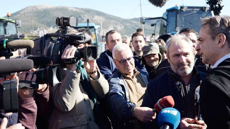 Συναγερμός στο Μαξίμου για τα αγροτικά μπλόκα: Τους πάνε "με το γάντι", ψάχνουν να δώσουν έξτρα χρήματα