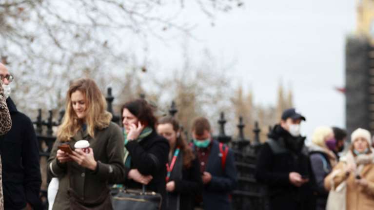Μετάλλαξη Ομικρον: "Καλπάζει" στη Βρετανία με 50% αύξηση στα κρούσματα -  Τις επόμενες ώρες θα κυριαρχήσει στο Λονδίνο
