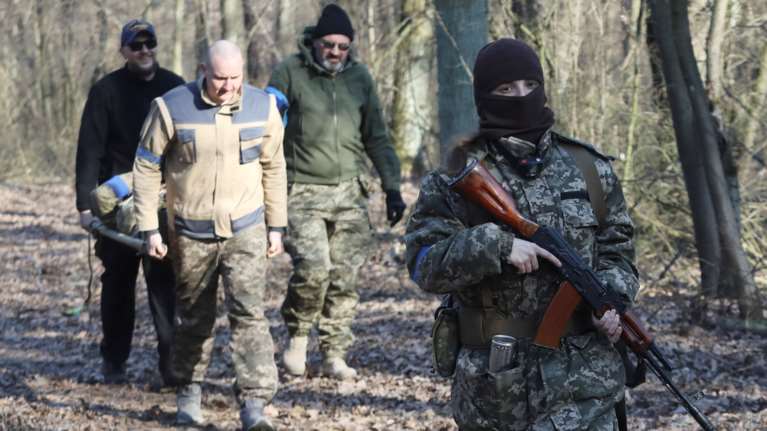 Πόλεμος στην Ουκρανία: Οι Ρώσοι κυκλώνουν το Κίεβο - Βομβαρδίζουν αλύπητα πόλεις-κλειδιά