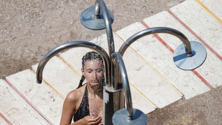 Μεσημεριανή σιέστα και κρύα ποδόλουτρα - Οι συμβουλές των ειδικών στους Γερμανούς για τον καύσωνα