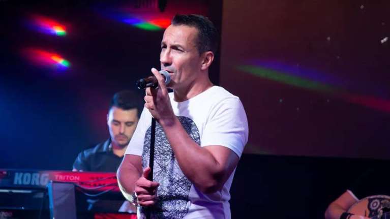 Πέτρος Ίμβριος: Βαρύ πένθος για τον τραγουδιστή - Πέθανε ο πατέρας του [Εικόνα]