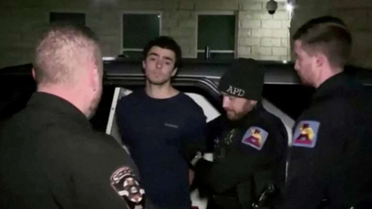 ΗΠΑ: Κατηγορείται για φόνο ο 26χρονος ύποπτος για την δολοφονία του CEO Μπράιαν Τόμπσον στη Νέα Υόρκη