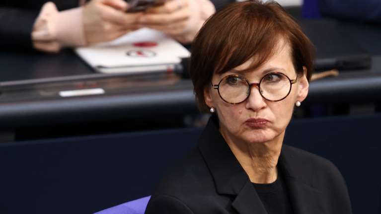 Γερμανία: Αντιδράσεις για τη δήλωση της υπουργού Παιδείας - &quot;Οι μαθητές πρέπει να προετοιμάζονται για πόλεμο&quot;