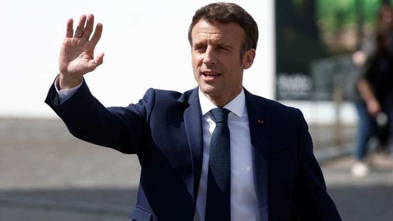 Γαλλικές δημοσκοπήσεις: Νικητής ο Μακρόν στον β&#39; γύρο έναντι της Λε Πεν - Γιατί και οι δύο στρίβουν... αριστερά