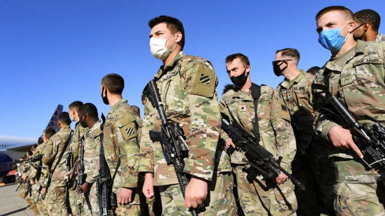 Πόλεμος στην Ουκρανία: Φωτογραφίες με τους Αμερικανούς στρατιώτες που φτάνουν στη Γερμανία