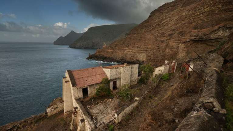 Βρετανία: Σκέψεις να στείλει τους αιτούντες άσυλο στο νησί εξορίας του Ναπολέοντα