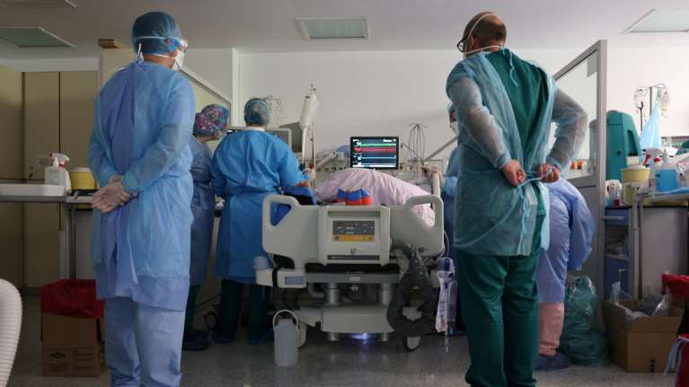 Κορονοϊός: Ανοίγει την Παρασκευή η πλατφόρμα για τα αντιικά χάπια - Πώς θα χορηγούνται -  Αύξηση 40% στις νοσηλείες