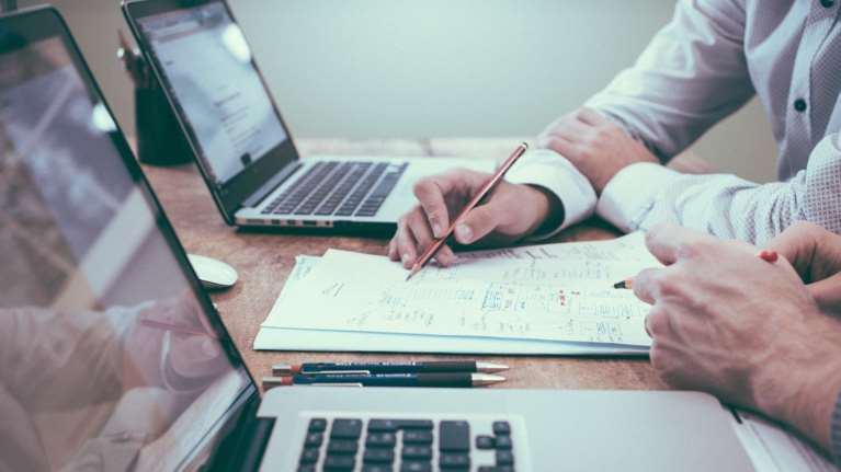 Βρούτσης: Παρατείνεται μέχρι 24 Απριλίου η άδεια ειδικού σκοπού - Οι ημερομηνίες καταβολής των 800 ευρώ