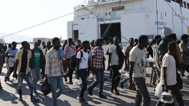 Συνεχίζονται με ένταση οι αφίξεις μεταναστών στην Κρήτη: &quot;Θα συλληφθούν&quot; λέει ο υπουργός Μετανάστευσης, Θάνος Πλεύρης