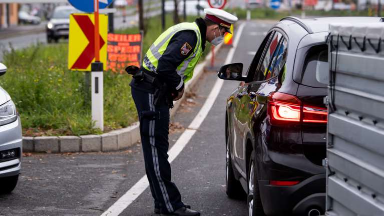 Κορονοϊός στην Ευρώπη: Πρόστιμα "φωτιά" ακόμα και χιλιάδων ευρώ στους "αρνητές" των μέτρων