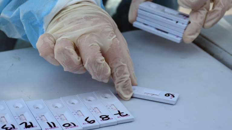 Μετάλλαξη Όμικρον: Την &quot;πιάνουν&quot; τα τεστ κορονοϊού; Πόσο ακριβή είναι τα rapid και γιατί &quot;διαφωνούν&quot; με τα μοριακά