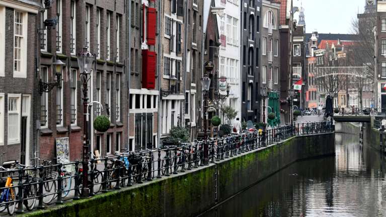 Κορονοϊός: Ανησυχία στην Ευρώπη ενόψει Χριστουγέννων - Νέα μέτρα για ανεμβολίαστους και lockdown μετά τη ραγδαία αύξηση κρουσμάτων