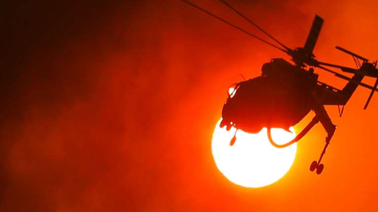 Φωτιά στα Βίλια: Μάχη για να μην επεκταθεί η πυρκαγιά στον κάμπο των Μεγάρων - Δεν κινδυνεύουν οικισμοί