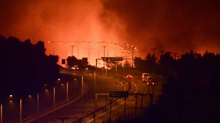 Τρία πύρινα μέτωπα σαρώνουν την Αττική: Στην Εθνική προς Ωρωπό οι φλόγες - Εκκενώνονται νέες περιοχές [εικόνες]