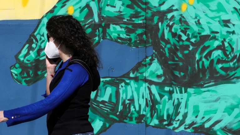 Αρνητές μάσκας: Πώς η αστυνομία εντόπισε μέσω Facebook 15 άτομα που διακινούσαν υγειονομικές &quot;μολότοφ&quot;