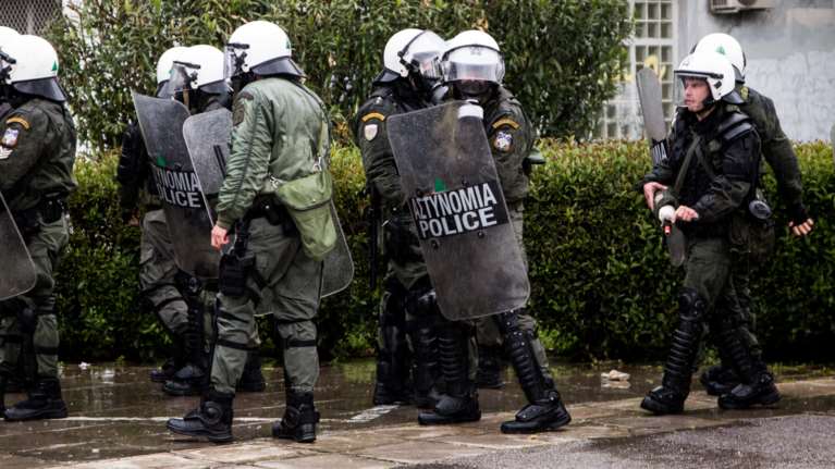 Θεσσαλονίκη: Αστυνομικός τραυματίστηκε στο κεφάλι σε νέα επεισόδια διαδηλωτών με τα ΜΑΤ στο ΑΠΘ - Δύο συλλήψεις