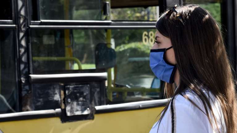 Ανησυχία για την έξαρση του κορονοϊού: Τα κρούσματα φέρνουν συστάσεις για μάσκα σε ΜΜΜ και κλειστούς χώρους