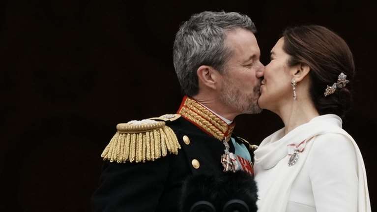 Αλλαγή στέμματος στη Δανία: Παραιτήθηκε η Μαργαρίτα - Νέος βασιλιάς ο γιος της Φρειδερίκος Ι&#39; - Το φιλί με τη σύζυγό του [εικόνες]