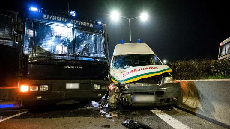 Λάρισα: Ασθενοφόρο έπεσε σε κλούβα της Αστυνομίας που είχε κλείσει τον δρόμο - Τραυματίστηκε ο συνοδηγός