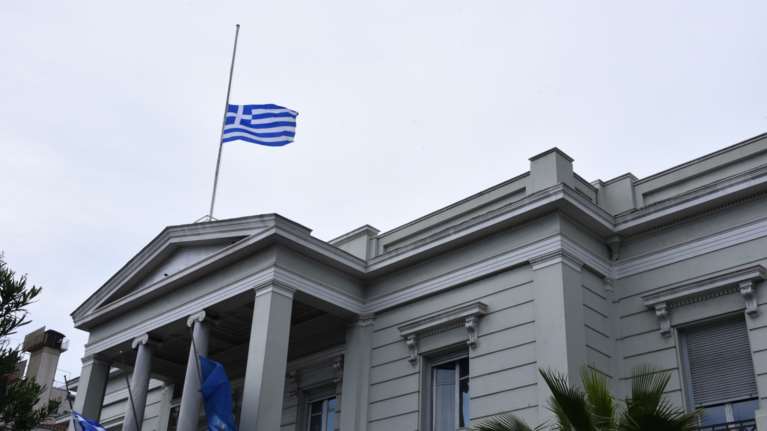 ΥΠΕΞ: Απαράδεκτες οι αναρτήσεις της ρωσικής πρεσβείας – Τηλεφωνικό διάβημα, αλλά χωρίς να δοθούν εξηγήσεις