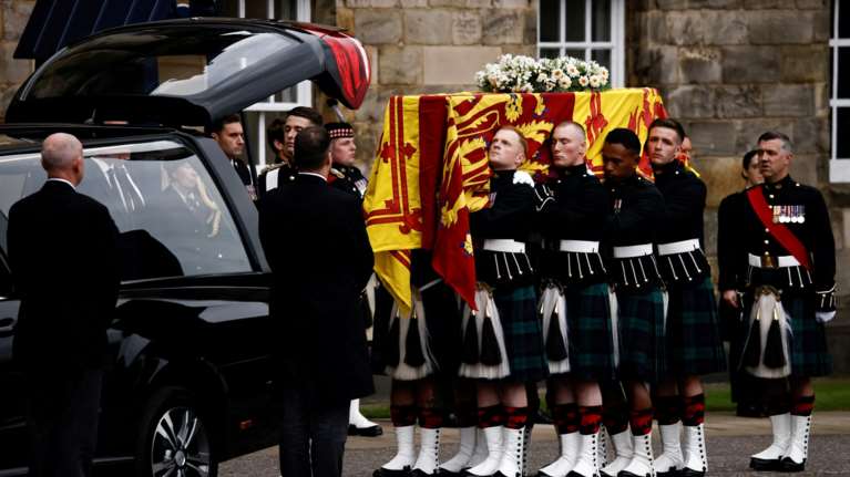 Βασίλισσα Ελισάβετ: Ξεκινά το λαϊκό προσκύνημα στη Σκωτία για 24 ώρες - Την Τρίτη μεταφέρεται η σορός στο Λονδίνο
