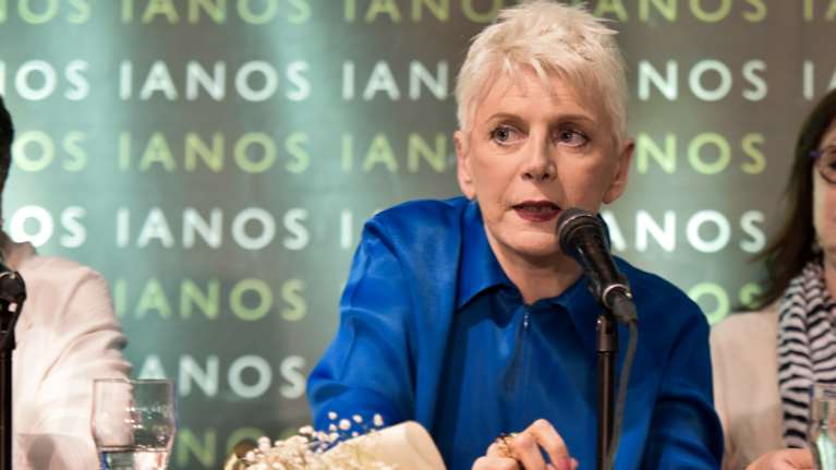 Αυτοτρολάρεται η Ακρίτα μετά την γκάφα για τον εμβολιασμό Μπακογιάννη: &quot;Με το καπάκι και η Μπέτυ Μπαζιάνα&quot;