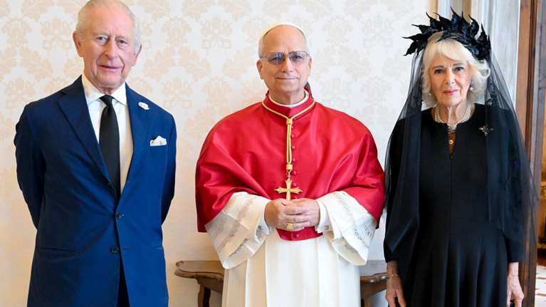 Βασίλισσα Καμίλα: Μαυροφορεμένη με βέλο στο Βατικανό - Η αντίστοιχη εμφάνιση της Ελισάβετ πριν από 65 χρόνια