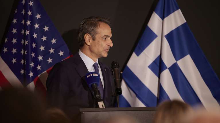 Ο Μητσοτάκης βλέπει τα γκάλοπ και αναζητά αντίπαλο - Ξορκίζει (για την ώρα) την αλλαγή του εκλογικού νόμου