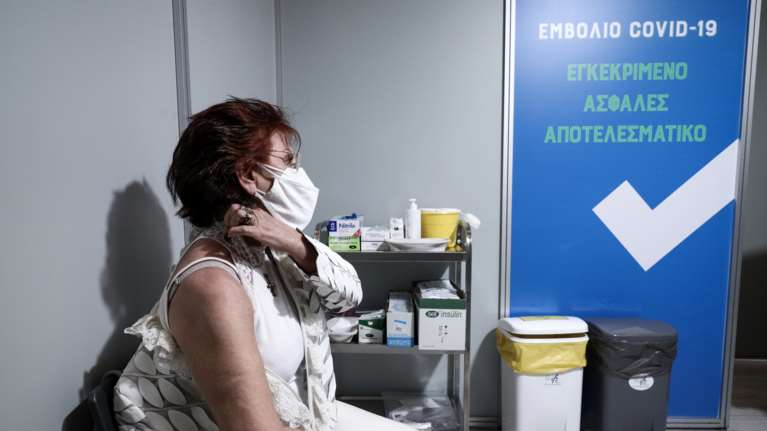 Ψηφίζεται σήμερα η τροπολογία για τον υποχρεωτικό εμβολιασμό των 60ρηδων - Πότε γίνεται 50 ευρώ το πρόστιμο