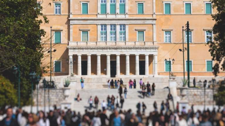 Κερδισμένοι και χαμένοι από τα σενάρια των φορολογικών ελαφρύνσεων: Τι εξετάζουν για εισόδημα, ΕΝΦΙΑ, ενοίκια και εισφορές