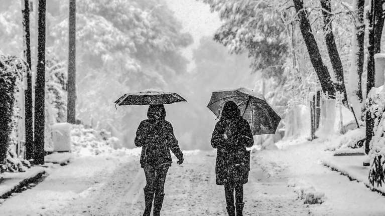 Ξεκίνησε η "χειμωνιάτικη" εισβολή: Κατακόρυφη πτώση θερμοκρασίας έως 10 βαθμούς - Πού χιονίζει, αναλυτική πρόγνωση