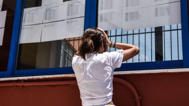 Πανελλήνιες 2022: Πώς να υπολογίσετε τα μόρια - Δείτε τα στατιστικά των βαθμών των υποψηφίων