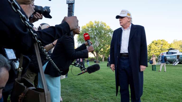 Τραμπ: Να σταματήσει ο Πούτιν να πυροβολεί και να υπογράψει - Ετοιμος ο Ζελένσκι να παραχωρήσει την Κριμαία