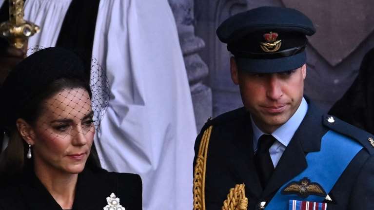 Φόρος τιμής της Κέιτ στην Νταϊάνα: Φόρεσε τα διάσημα σκουλαρίκια της αδικαχαμένης πριγκίπισσας στην πομπή της βασίλισσας