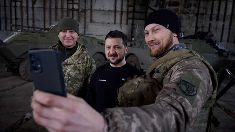 Ουκρανία: Επίσκεψη Ζελένσκι στο Μπαχμούτ - Έβγαλε σέλφι με στρατιώτες στην πρώτη γραμμή του μετώπου [εικόνες]