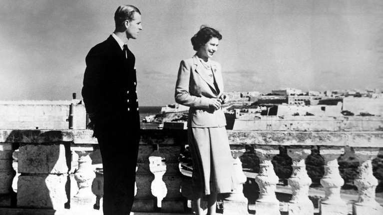 Η εμβληματική φωτογραφία της βασίλισσας Ελισάβετ και του Φίλιππου- Την αναβίωσαν ο Δούκας και η δούκισσα του Εδιμβούργου