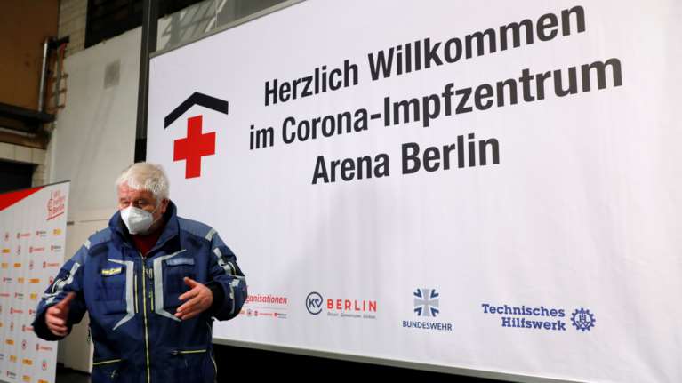 Γερμανία: Μια υπεραιωνόβια γυναίκα 101 ετών, ο πρώτος άνθρωπος που εμβολιάστηκε στη χώρα