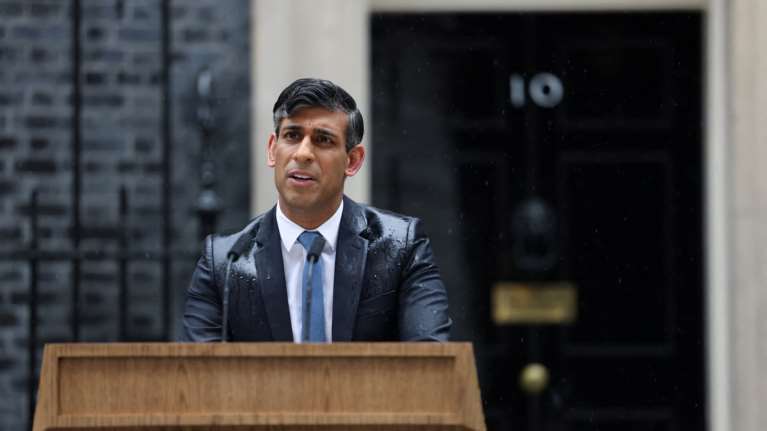 Ραγδαίες εξελίξεις στη Βρετανία: Ο "βρεγμένος" Σούνακ ανακοίνωσε πρόωρες εκλογές στις 4 Ιουλίου