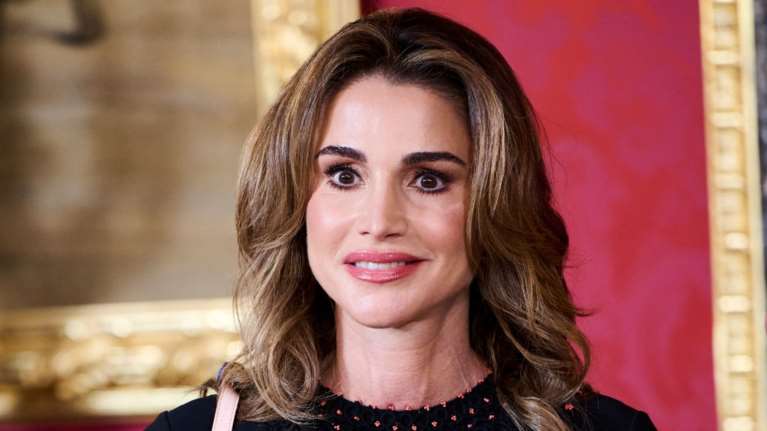 Η μοντέρνα βασίλισσα Ράνια: Εντυπωσιακή σε δείπνο για τη νεολαία της Ιορδανίας στο Παλάτι