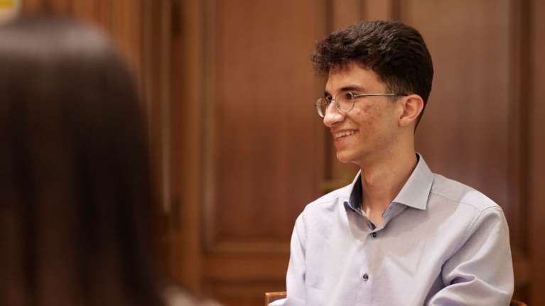 Μέλος της ομάδας Μεντόρων του υπουργείου Μετανάστευσης ο 19χρονος Κούρος που αρίστευσε στις Πανελλήνιες