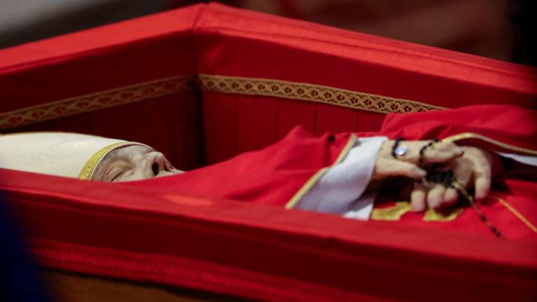 Πάπας Φραγκίσκος: Σε θανατοπραξία η σορός του για το λαϊκό προσκύνημα - Η τεχνική που καθυστερεί την αποσύνθεση