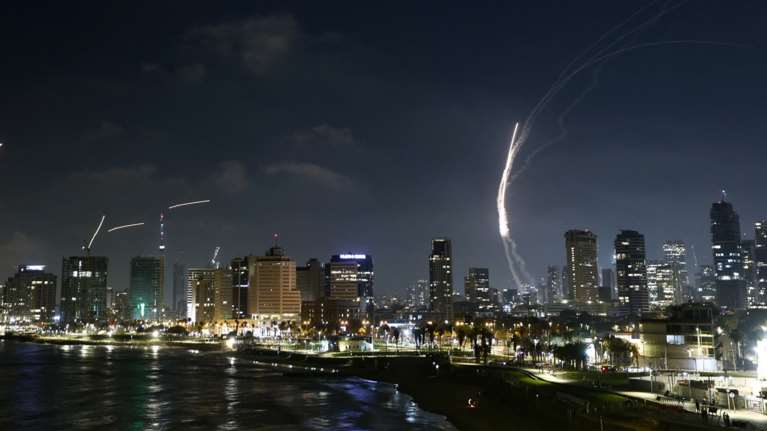 Νέο μπαράζ πυραυλικών χτυπημάτων μεταξύ Ιράν-Ισραήλ: Πολλοί τραυματίες στη Χάιφα, φωτιά σε ισραηλινό σταθμό παραγωγής ενέργειας