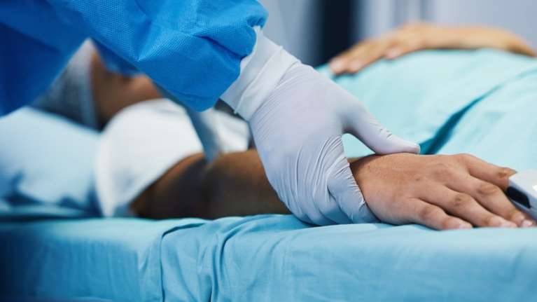 Ανησυχία για τη μηνιγγίτιδα μετά τα τρία κρούσματα φοιτητών στην Πάτρα - Τι πρέπει να ξέρουμε για τα παιδιά και το εμβόλιο