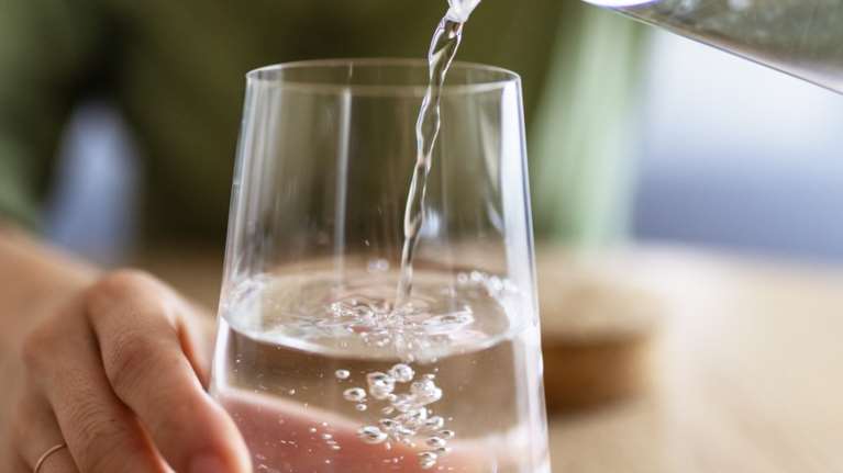 Τι πρέπει να τρώμε στον καύσωνα: Τα τρόφιμα που προσφέρουν την καλύτερη ενυδάτωση