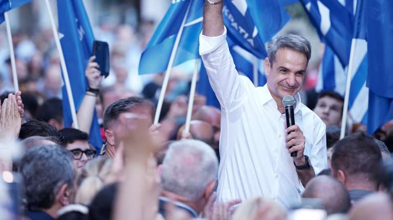 Ο Μητσοτάκης χτυπά την... καμπάνα στη Νίκη και τους υποστηρικτές της - &quot;Αφήστε την Εκκλησία μακριά από την πολιτική&quot;