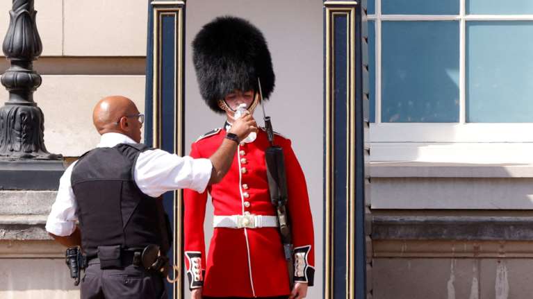 Πρωτοφανής καύσωνας σαρώνει την Ευρώπη: Η πιο θερμή ημέρα αύριο στην ιστορία της Μεγάλης Βρετανίας- Φόβοι για θανάτους