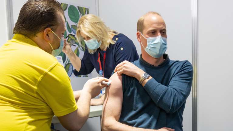 Εμβολιάστηκε κατά του κορονοΪού ο Πρίγκιπας Γουίλιαμ [εικόνα]