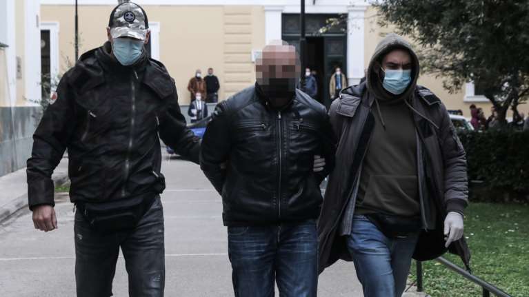 Έγκλημα στη Γλυφάδα: Τα υπέρογκα χρέη του 51χρονου και η χαριστική βολή στον σύντροφο της μητέρας του
